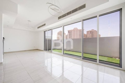 Villa à Dubai Sports City, Dubai, 4 chambres, 271 m², № 23299 - photo 1