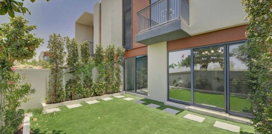 Adosado en Dubai, 3 dormitorios, 180 m², № 93498