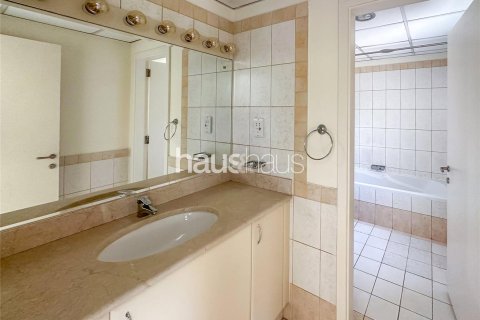Villa in The Lakes, Dubai 3 bedrooms, 257 sq.m. № 44677 - photo 9