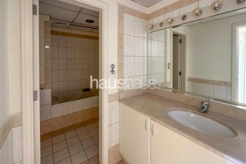 Villa in The Lakes, Dubai 3 bedrooms, 257 sq.m. № 44677 - photo 8
