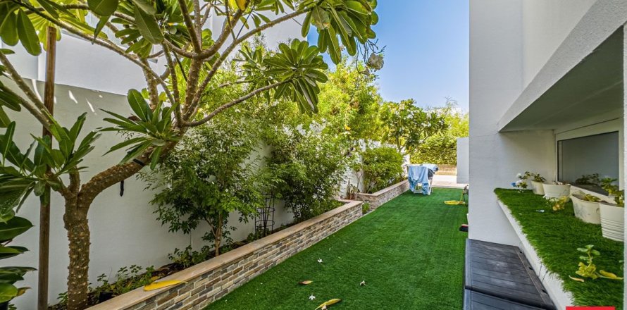 Таунхаус в Дубае, 3 спальни, 271.8м², № 100243