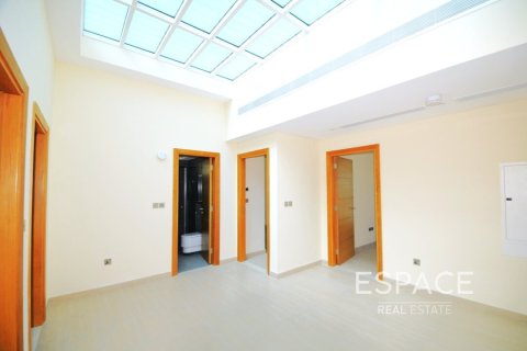 Villa in Legacy Nova Villas, Jumeirah Park, Dubai 4 bedrooms, 455 sq.m. № 61886 - photo 3
