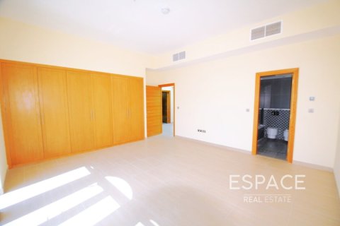 Villa in Legacy Nova Villas, Jumeirah Park, Dubai 4 bedrooms, 455 sq.m. № 61886 - photo 4