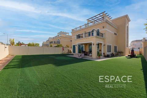 Villa in Legacy Nova Villas, Jumeirah Park, Dubai 4 bedrooms, 455 sq.m. № 61886 - photo 1
