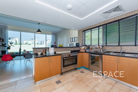 Villa in Legacy Nova Villas, Jumeirah Park, Dubai 4 bedrooms, 455 sq.m. № 61886 - photo 2