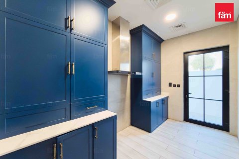 Villa in Al Barsha, Dubai 5 bedrooms, 997 sq.m. № 76910 - photo 14