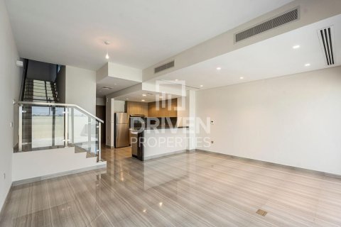 Снять в аренду таунхаус в DAMAC Hills (Akoya by DAMAC), Дубай: 4 спальни, 180м², № 20393 - фото 1