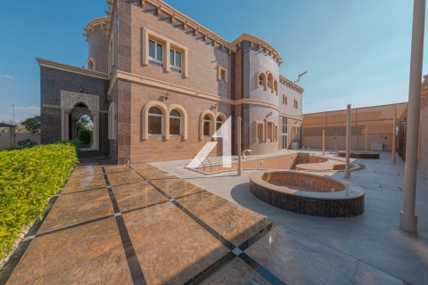 Villa in Dubai 7 bedrooms, 1858 sq.m. № 42492 - photo 20