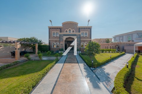 Villa in Dubai 7 bedrooms, 1858 sq.m. № 42492 - photo 1