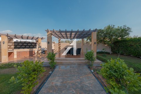 Villa in Dubai 7 bedrooms, 1858 sq.m. № 42492 - photo 17