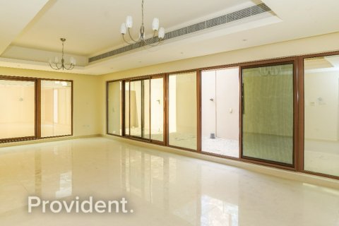 Villa in Meydan, Dubai 4 bedrooms, 307.9 sq.m. № 2174 - photo 2