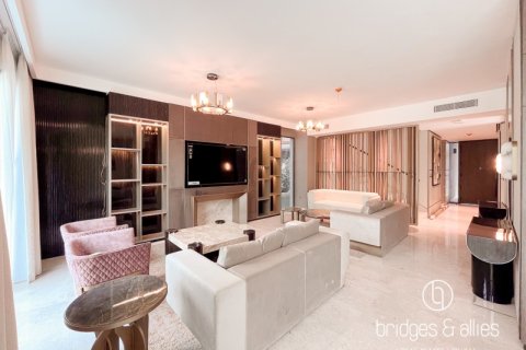 Villa à Dubai, 4 chambres, 377.4 m², № 43193 - photo 2