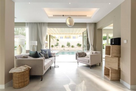 Villa in Legacy, Jumeirah Park, Dubai 3 bedrooms, 295 sq.m. № 43209 - photo 5