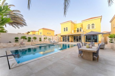 Villa in Legacy, Jumeirah Park, Dubai 3 bedrooms, 295 sq.m. № 43209 - photo 1
