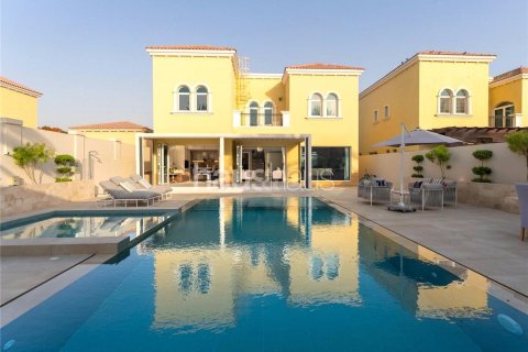 Villa in Legacy, Jumeirah Park, Dubai 3 bedrooms, 295 sq.m. № 43209 - photo 2