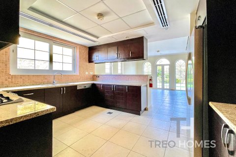 Villa in Legacy, Jumeirah Park, Dubai 3 bedrooms, 285 sq.m. № 13368 - photo 5