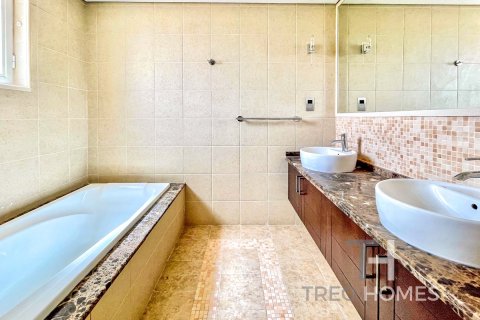 Villa in Legacy, Jumeirah Park, Dubai 3 bedrooms, 285 sq.m. № 13368 - photo 17