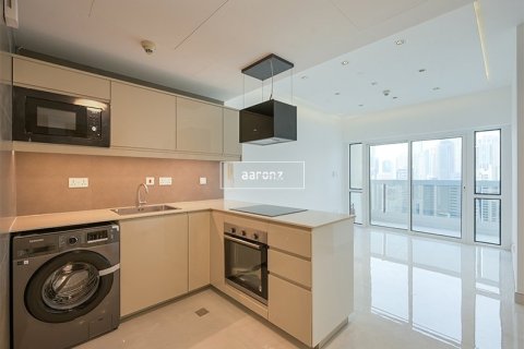 Apartment in Jumeirah Lake Towers, Dubai 2 bedrooms, 72 sq.m. № 46615 - photo 2