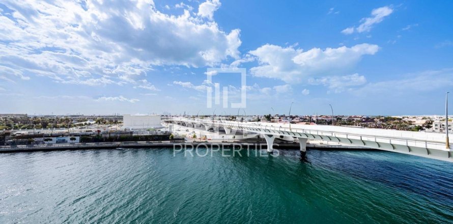 Apartment in Al Wasl, Dubai 3 bedrooms, 164.44 sq.m. № 128599