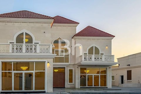 Снять в аренду виллу в Аль-Хаваниже, Дубай: 5 спален, 1398м², № 21109 - фото 1