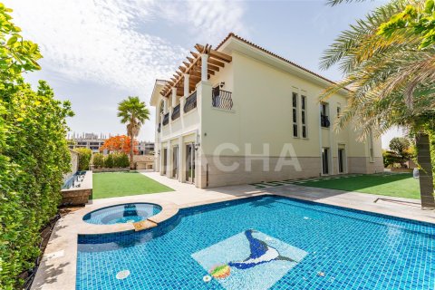 Villa en Dubai, 5 dormitorios, 706.1 m², № 7028 - foto 1