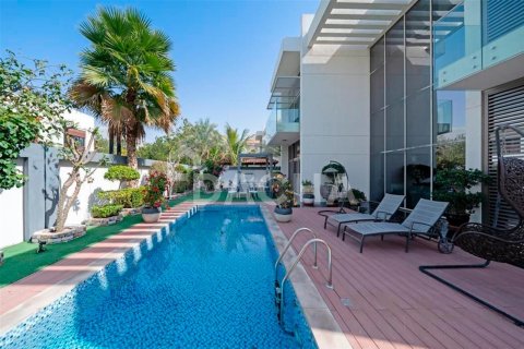 Villa en Dubai, 4 dormitorios, 622.4 m², № 7044 - foto 1