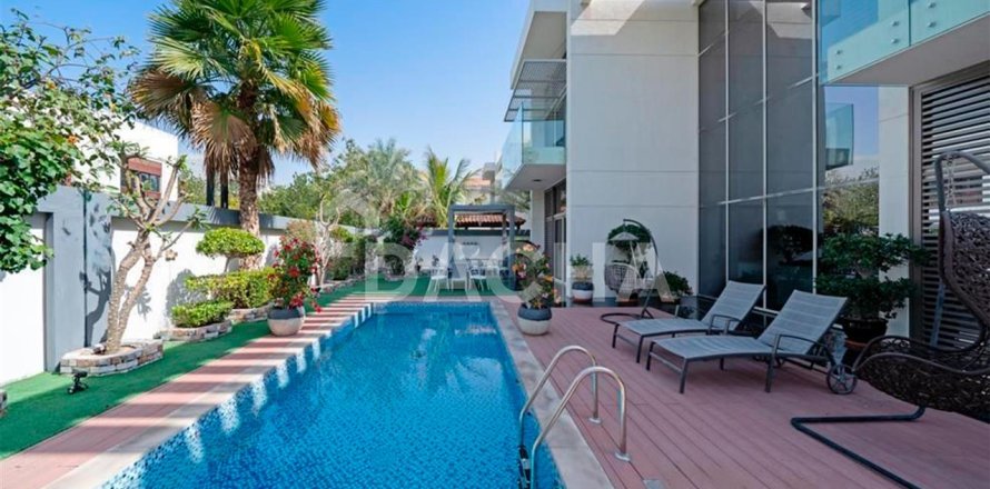 Villa en Dubai, 4 dormitorios, 622.4 m², № 7044