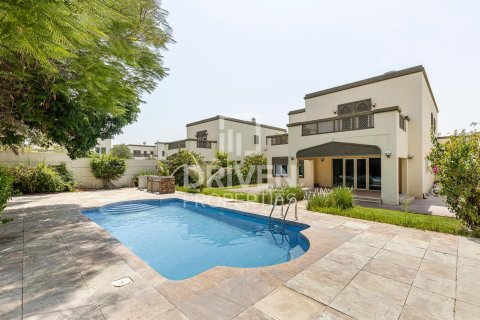 Villa en Jumeirah Park, Dubai, 4 dormitorios, 471 m², № 86754 - foto 1