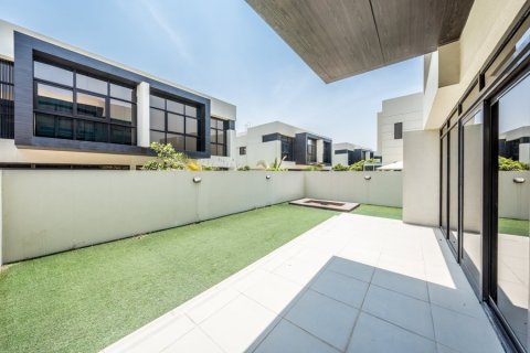 Снять в аренду таунхаус в Flora, DAMAC Hills (Akoya by DAMAC), Дубай: 4 спальни, 393.51016613м², № 12534 - фото 16