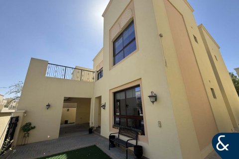 Villa in Nadd Al Sheba, Dubai 4 bedrooms, 354 sq.m. № 75261 - photo 1