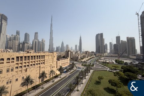 Купить квартиру в Даунтаун Дубай (Даунтаун Бурдж Дубай), Дубай: 3 спальни, 195м², № 75260 - фото 1