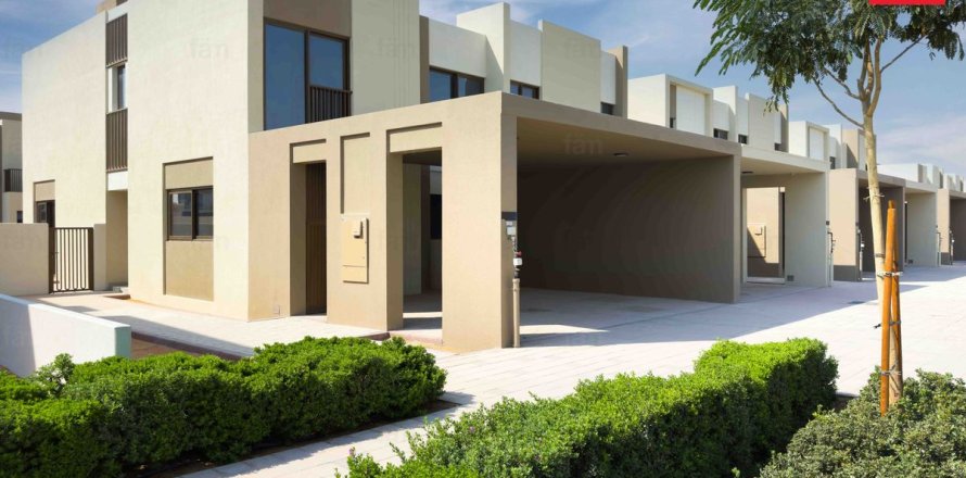 Таунхаус в Дубае, 3 спальни, 16449.8м², № 64169