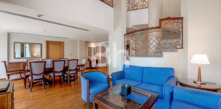 Hotel Apartment in Dubai 3 bedrooms, 255 sq.m. № 24006