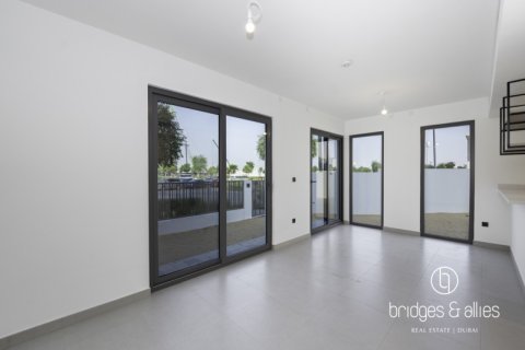 Снять в аренду виллу в Дубае: 4 спальни, 221.7м², № 77274 - фото 2