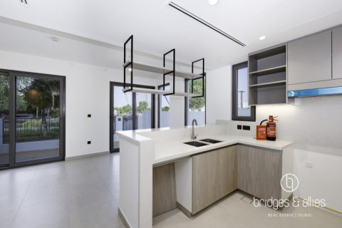 Снять в аренду виллу в Дубае: 4 спальни, 221.7м², № 77274 - фото 7