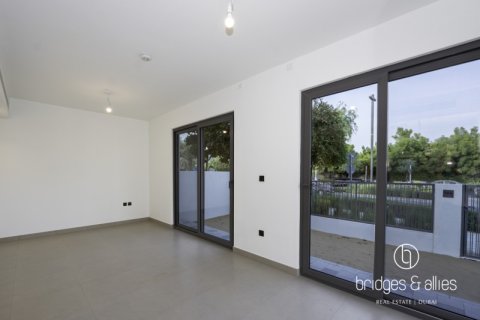 Снять в аренду виллу в Дубае: 4 спальни, 221.7м², № 77274 - фото 4