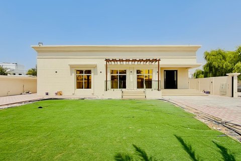 Villa in Dubai 4 bedrooms, 557.42 sq.m. № 142187