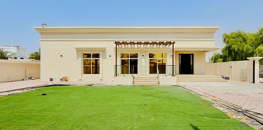 Villa in Dubai 4 bedrooms, 557.42 sq.m. № 142187
