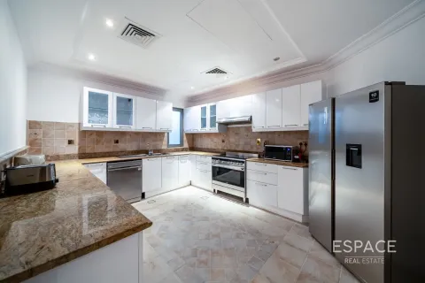 Снять в аренду виллу в Пальме Джумейре, Дубай: 4 спальни, 623м², № 71258 - фото 6