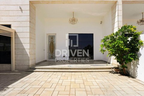 Villa en Nad Al Sheba 1, Nadd Al Sheba, Dubai, 5 dormitorios, 929.96 m², № 129038 - foto 2