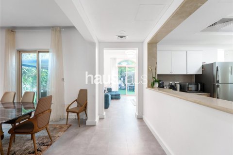Villa in Dubai Sports City, Dubai 5 bedrooms, 325 sq.m. № 44244 - photo 12