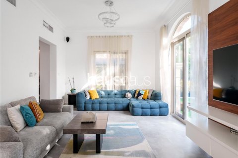 Villa in Dubai Sports City, Dubai 5 bedrooms, 325 sq.m. № 44244 - photo 9