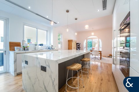 Villa in Victory Heights, Dubai Sports City, Dubai 5 bedrooms, 446 sq.m. № 91371 - photo 3