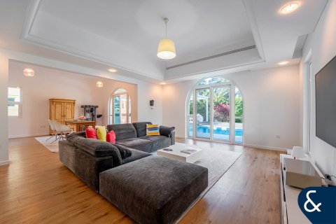 Villa in Victory Heights, Dubai Sports City, Dubai 5 bedrooms, 446 sq.m. № 91371 - photo 6