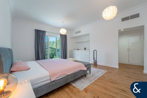 Villa in Victory Heights, Dubai Sports City, Dubai 5 bedrooms, 446 sq.m. № 91371 - photo 10