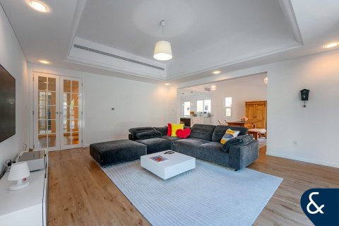 Villa in Victory Heights, Dubai Sports City, Dubai 5 bedrooms, 446 sq.m. № 91371 - photo 5