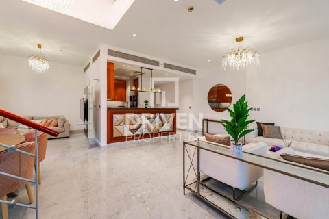 Duplex in Central Park Tower, DIFC, Dubai 2 bedrooms, 165 sq.m. № 136353 - photo 3
