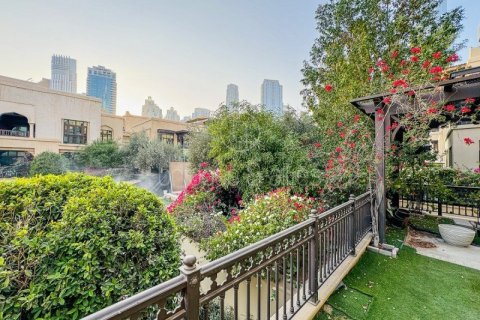 Снять в аренду квартиру в Old Town, Дубай: 2 спальни, 179м², № 90782 - фото 2