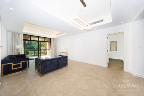 Снять в аренду квартиру в Old Town, Дубай: 2 спальни, 179м², № 90782 - фото 3