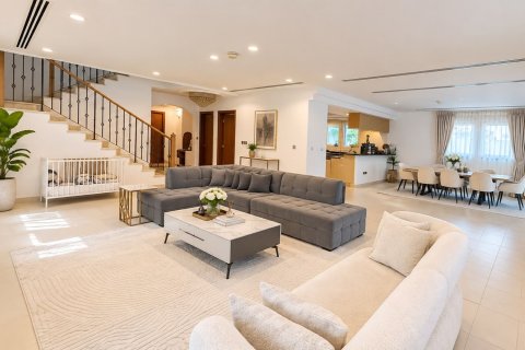 Villa in Jumeirah Park, Dubai 5 bedrooms, 471 sq.m. № 142150 - photo 2